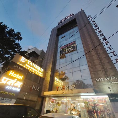 Hotel Prasang Surat Esterno foto