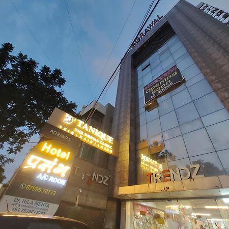 Hotel Prasang Surat Esterno foto
