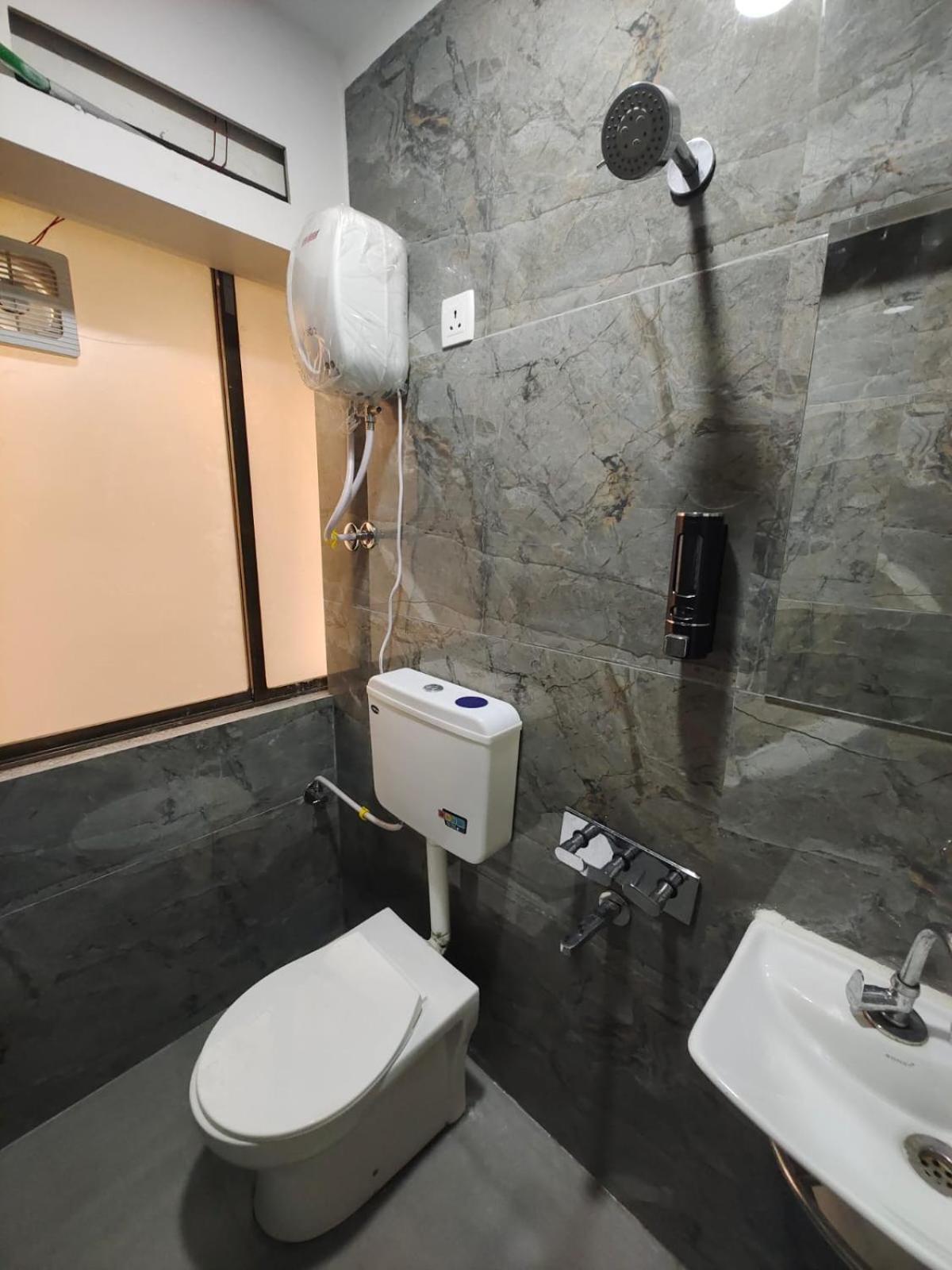 Hotel Prasang Surat Esterno foto