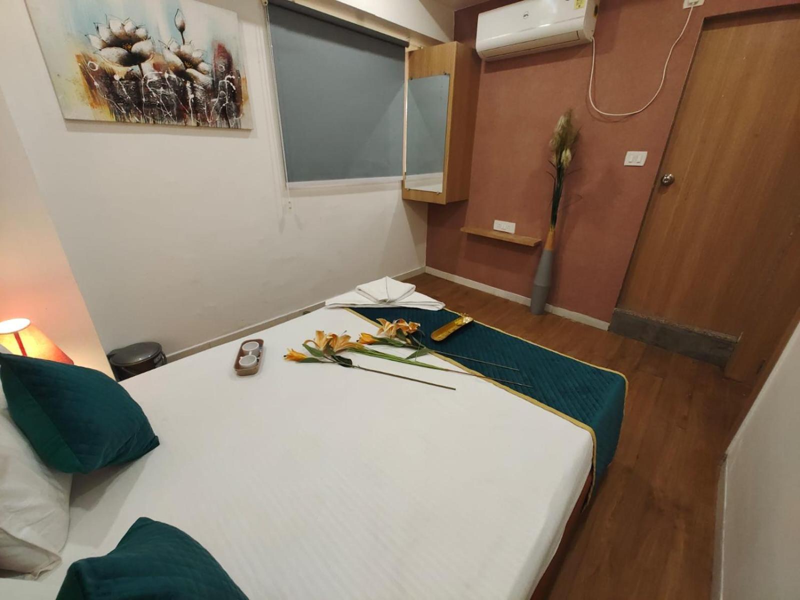 Hotel Prasang Surat Esterno foto