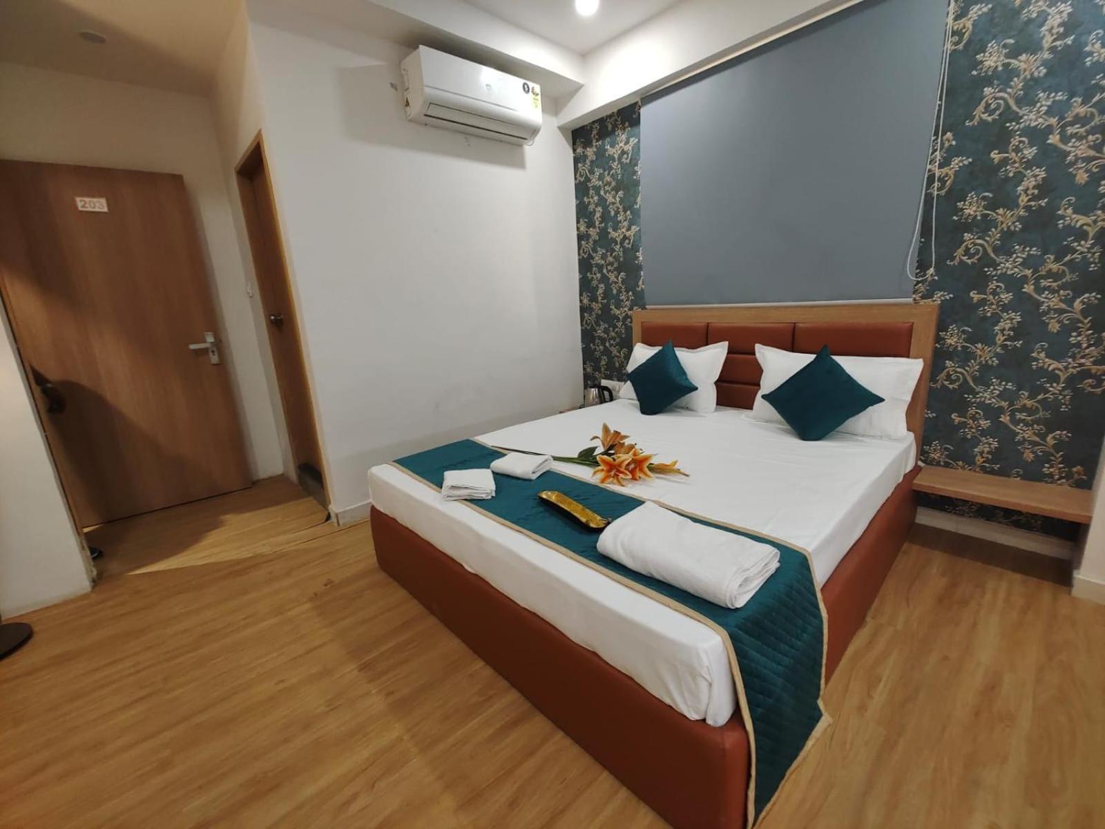 Hotel Prasang Surat Esterno foto