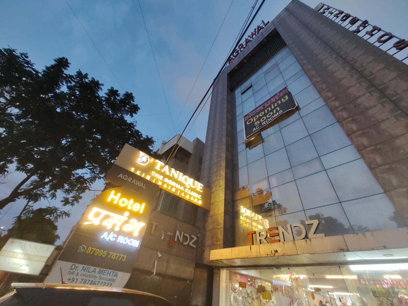 Hotel Prasang Surat Esterno foto
