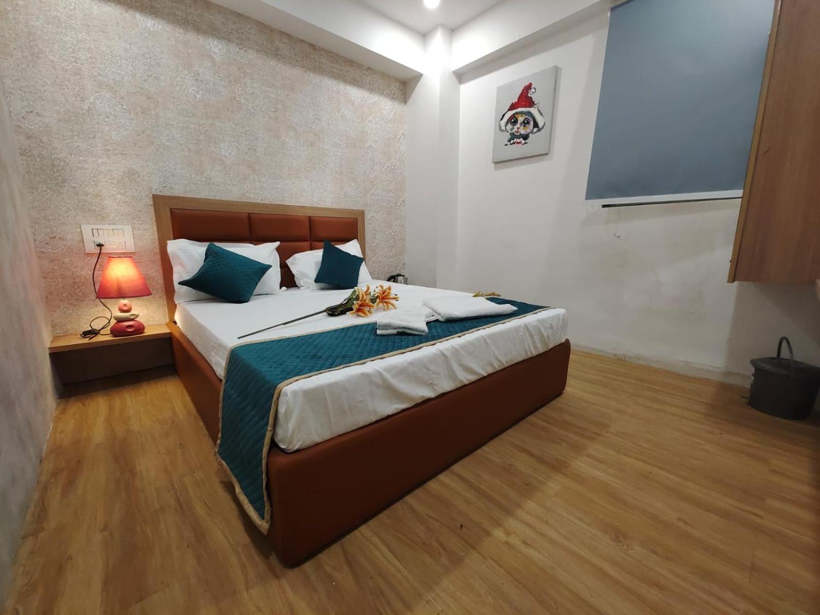Hotel Prasang Surat Esterno foto