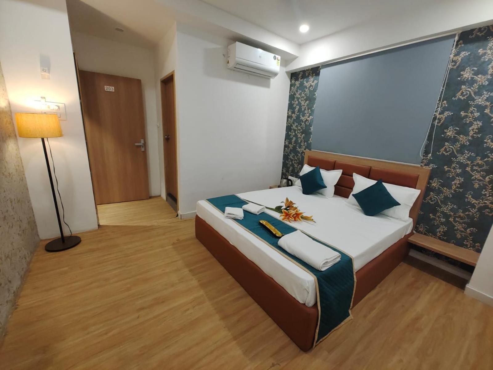 Hotel Prasang Surat Esterno foto
