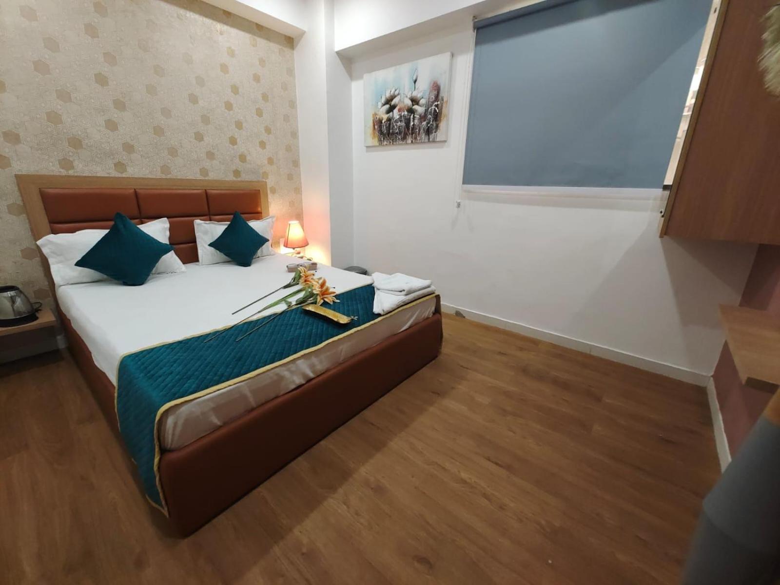 Hotel Prasang Surat Esterno foto