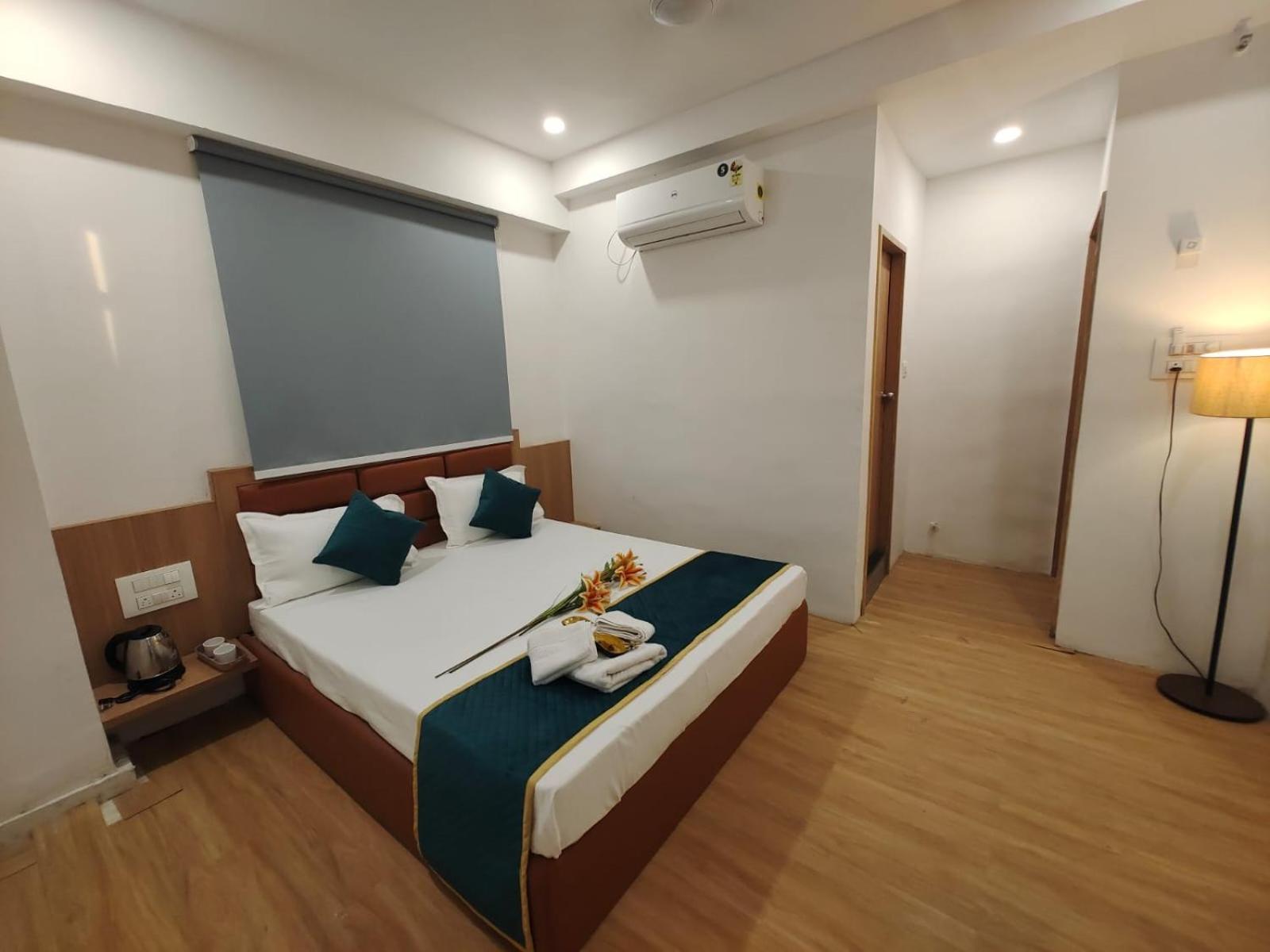 Hotel Prasang Surat Esterno foto