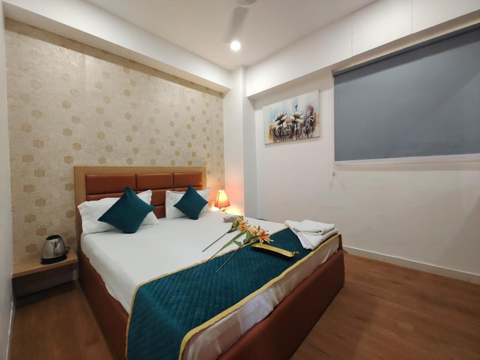 Hotel Prasang Surat Esterno foto