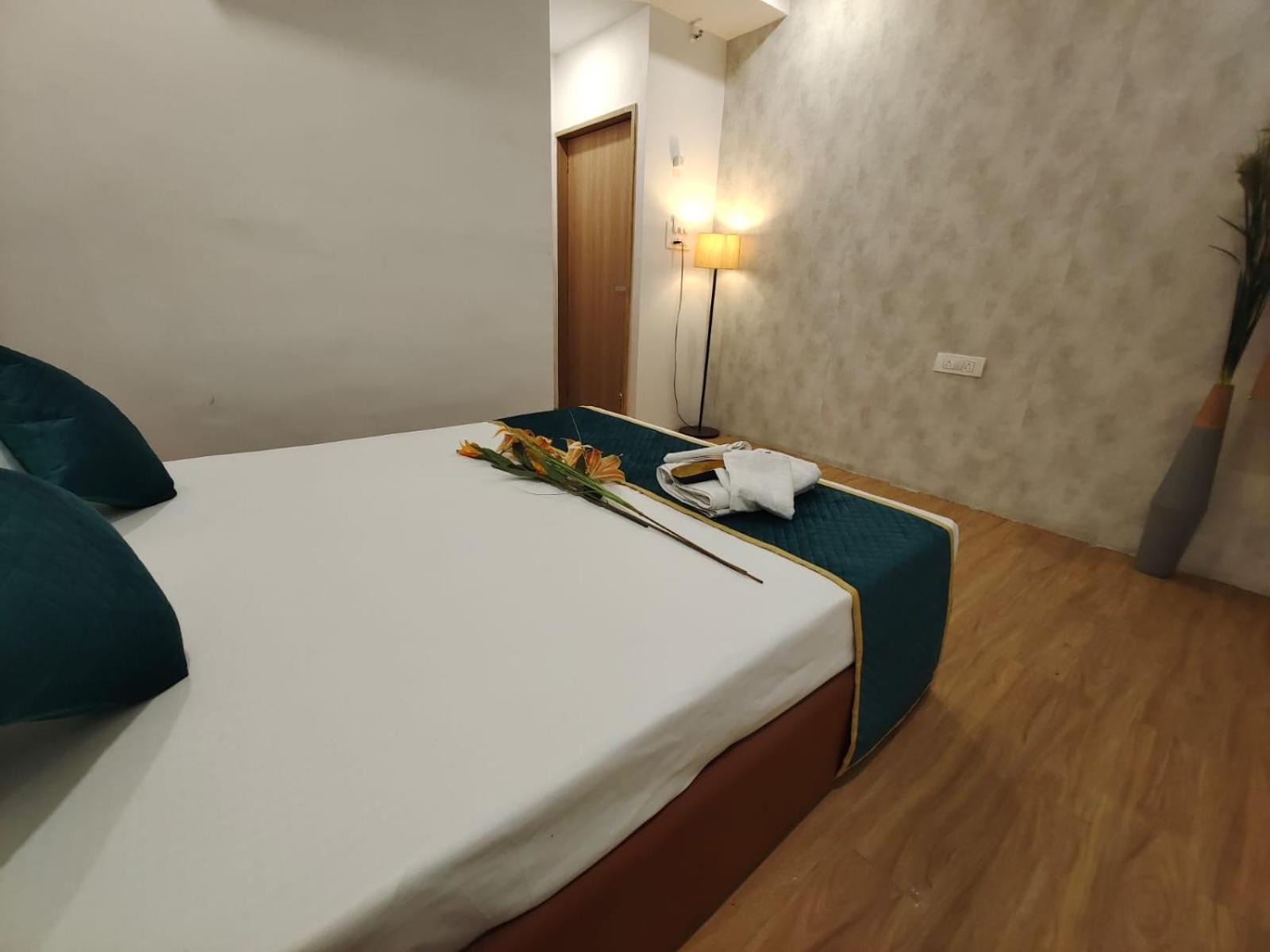 Hotel Prasang Surat Esterno foto