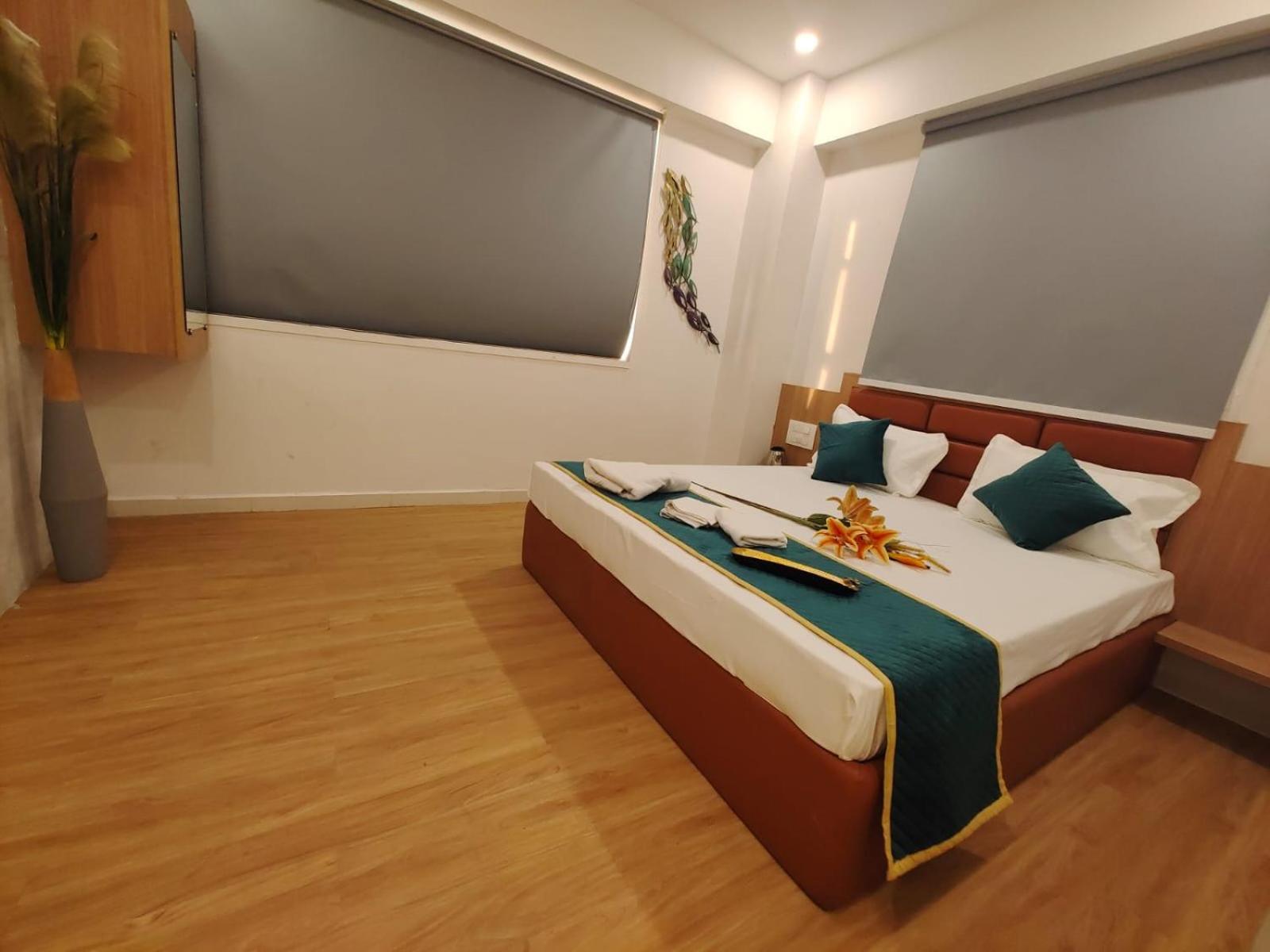 Hotel Prasang Surat Esterno foto