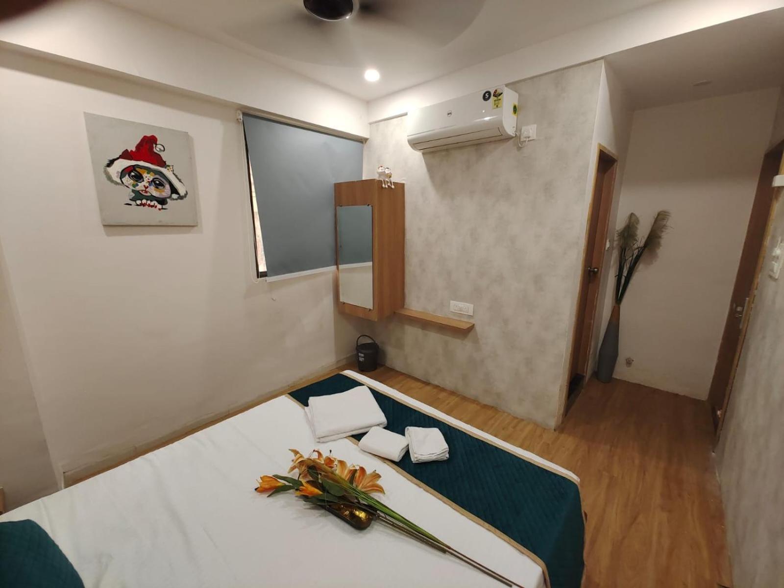Hotel Prasang Surat Esterno foto