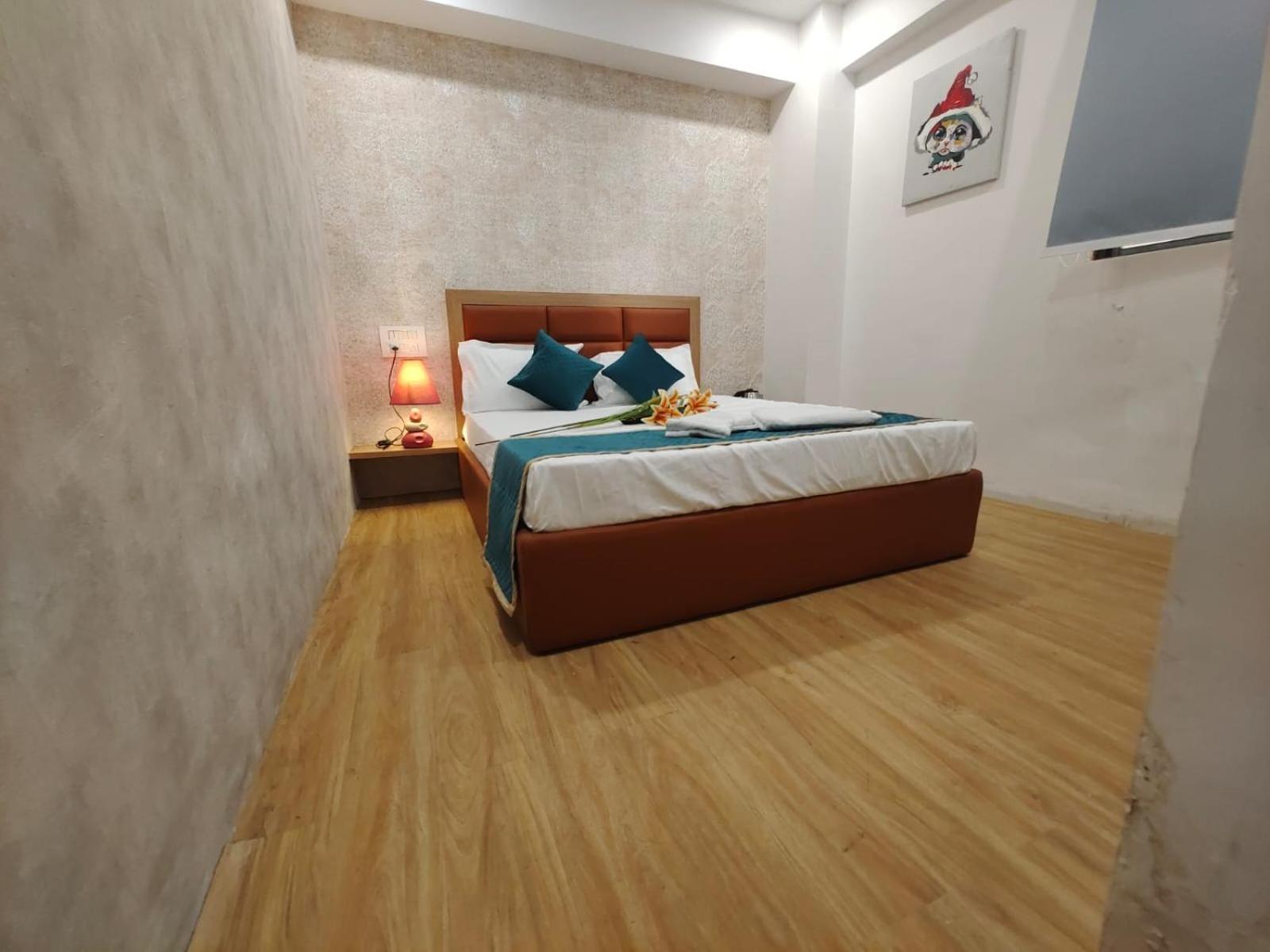 Hotel Prasang Surat Esterno foto