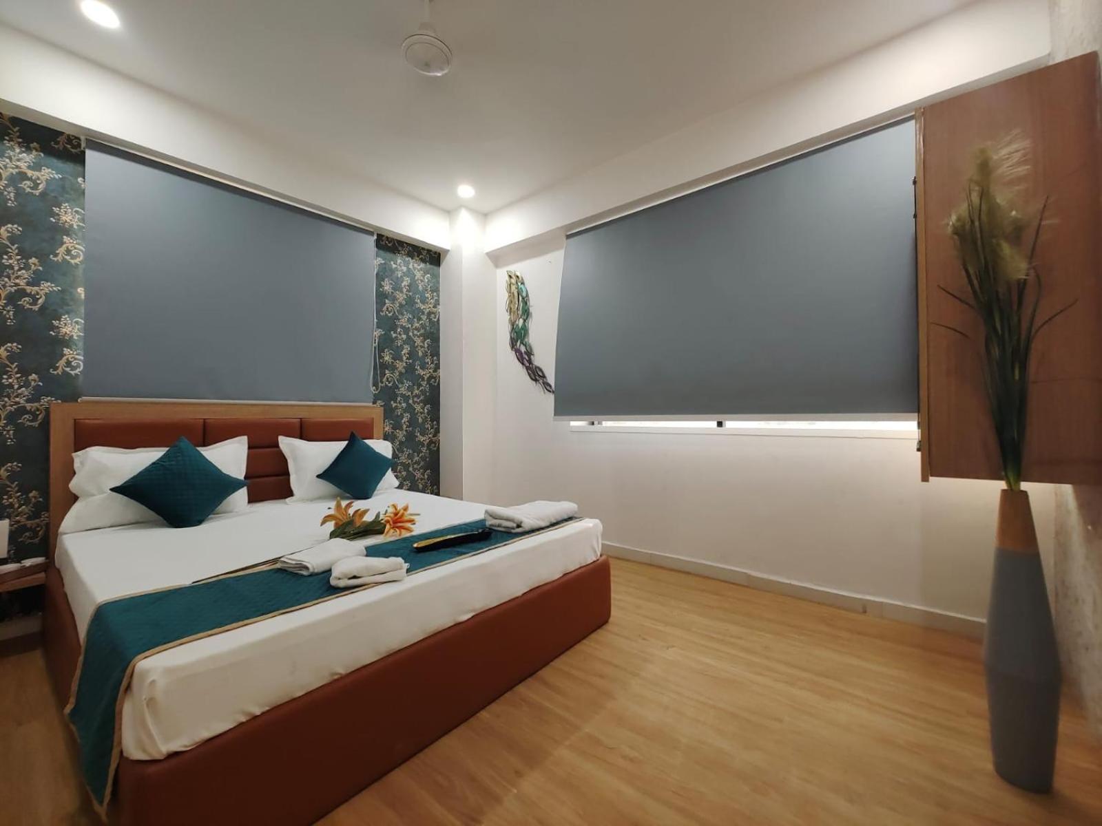 Hotel Prasang Surat Esterno foto