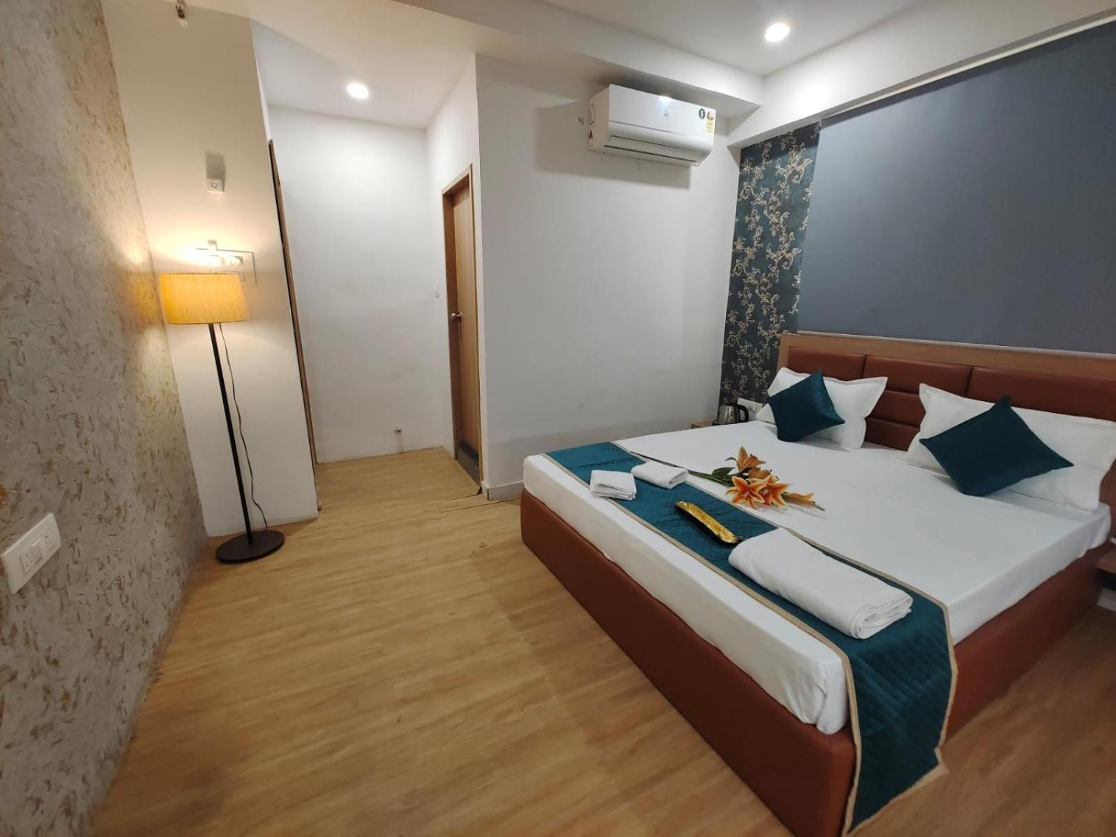 Hotel Prasang Surat Esterno foto